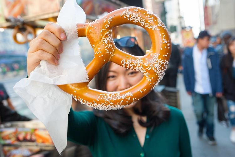 Things to do in New York pretzel, street food, Top Villas