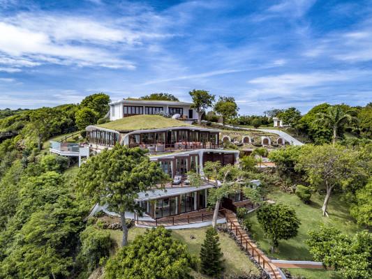 The Main House & The Beach House - 12 bedroom