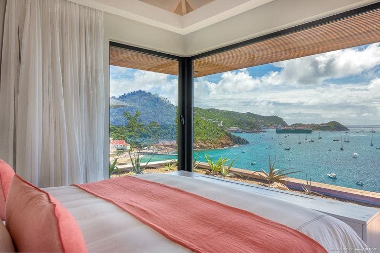 Villa June Corossol in the Caribbean, bedroom with large panoramic windows and a sea and beach view