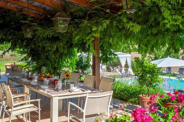 Marche vacation rental concierge services, view of prepared dining table at Casa Sant Elia, Top Villas