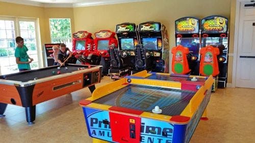 Vista Cay Resort game room with air hockey, pool, and arcade machines