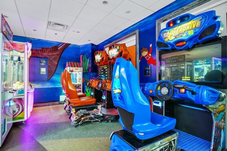 Encore Resort amenities, arcade room and kids’ activities, Top Villas