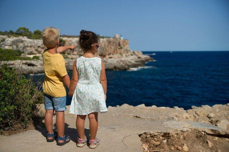 Balearic Islands, Mallorca, two kids admiring the view, Top Villas