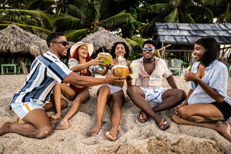 Best time to visit Dominican Republic, beach drinks with friends, Top Villas