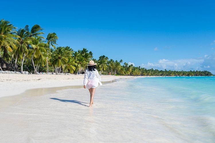 best-time-to-visit-dominican-republic-beach-stroll.jpg