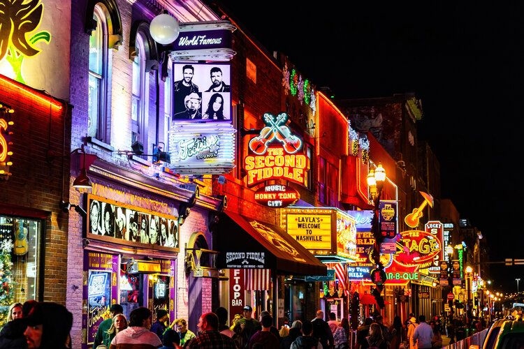 Best time to visit Tennessee, honky tonk bars, country music, Top Villas