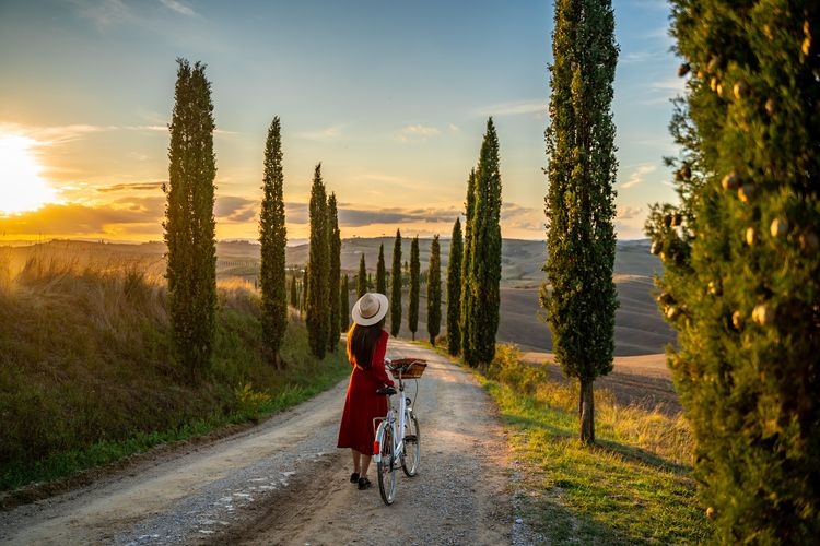The best time to visit Tuscany, cyclist admiring the scenery, Top Villas