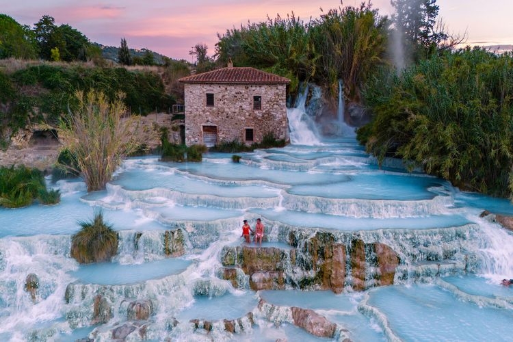 The best time to visit Tuscany, Saturnia hot springs, couple, Top Villas