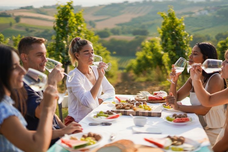 Best time to visit Tuscany, wine tasting group of friends, Top Villas