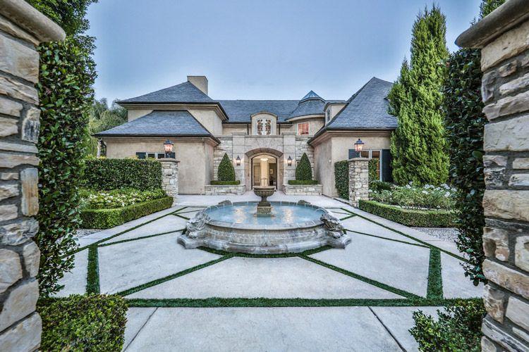 Beverly Hills 1 luxury vacation home with courtyard and fountain