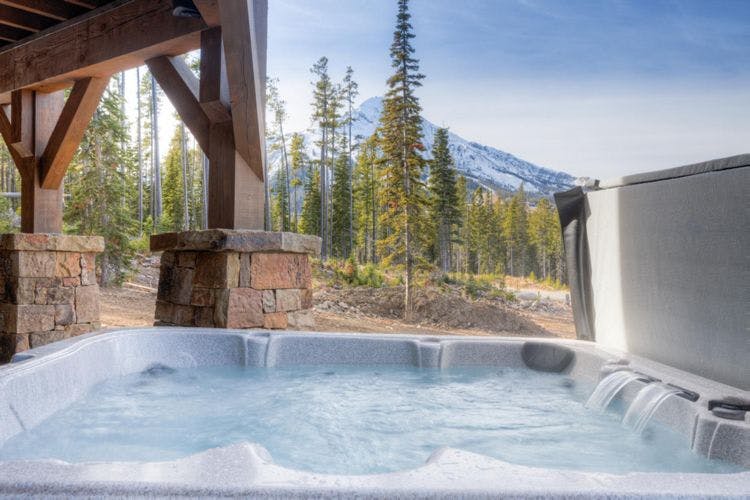 Big Sky 21 cabin with hot tub with mountain view