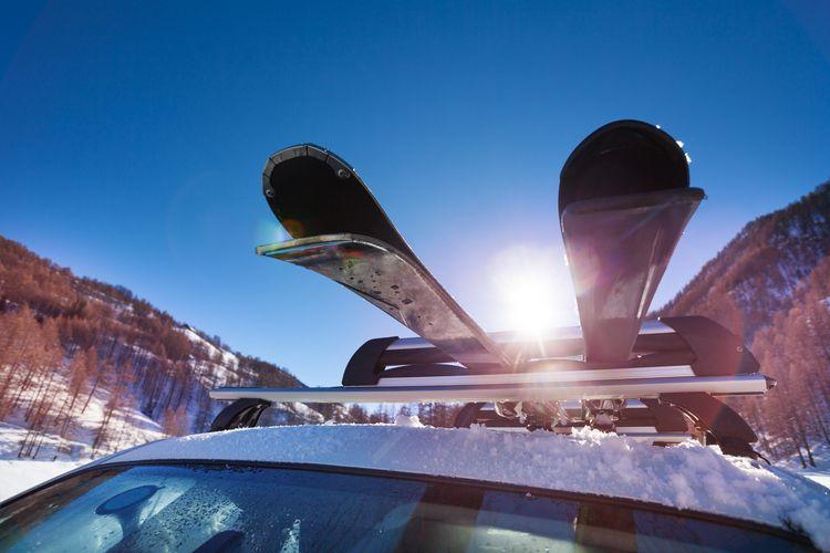 Closest ski resorts to the UK, skis on the cars, Top Villas