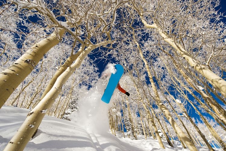 colorado-ski-towns-aspen-snowboarder.jpg