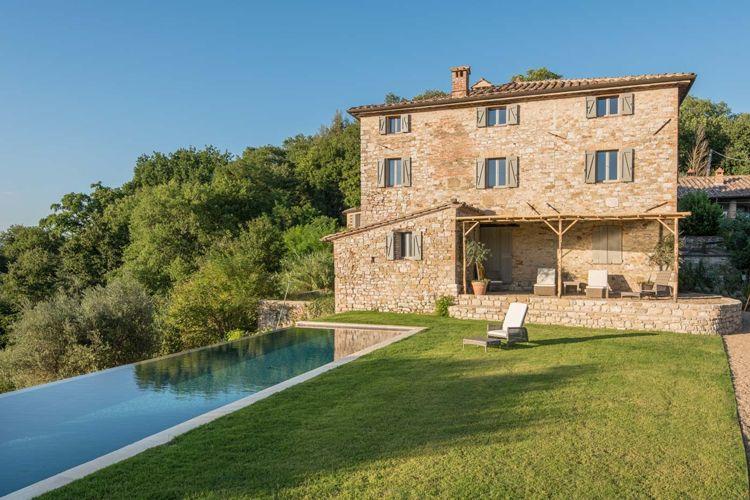 Dedala large Umbria villas