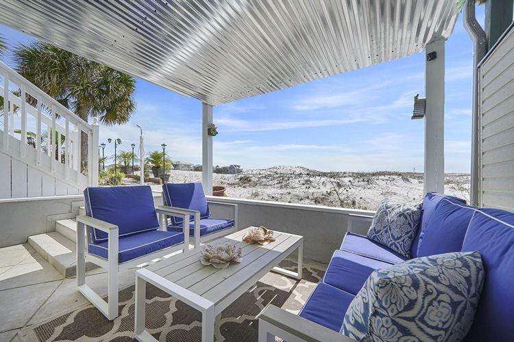 Destin beach vacation rentals Destin 409 outdoor covered seating area on white sand