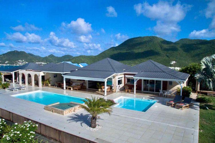 Dreamin Blue Happy Bay villas with pools