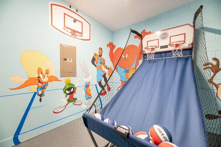 Eagle Trace rentals with games rooms - Eagle Trace 5 game room with indoor basketball hoops and Space Jam decoration on the wall