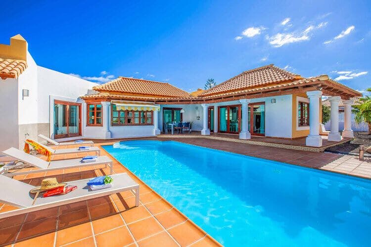 A poolside view of Villa Relax in Fuerteventura