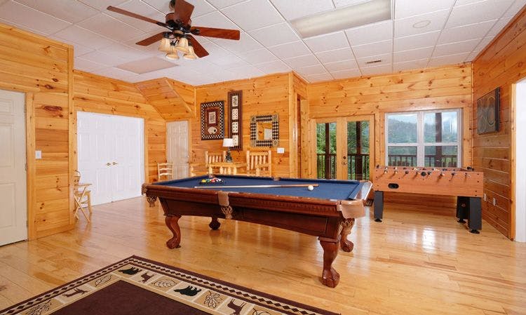 Gatlinburg 18 cabin game room with pool table