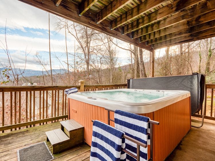 Gatlinburg 33 cabin with hot tub