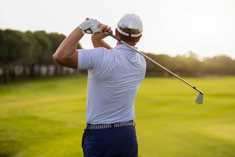 Orlando golf resorts, golfer teeing off