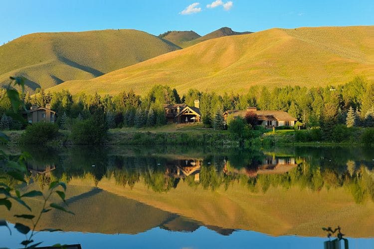 lakefront vacation rentals, Idaho - Sun Valley 8 cabin on the lake in fall