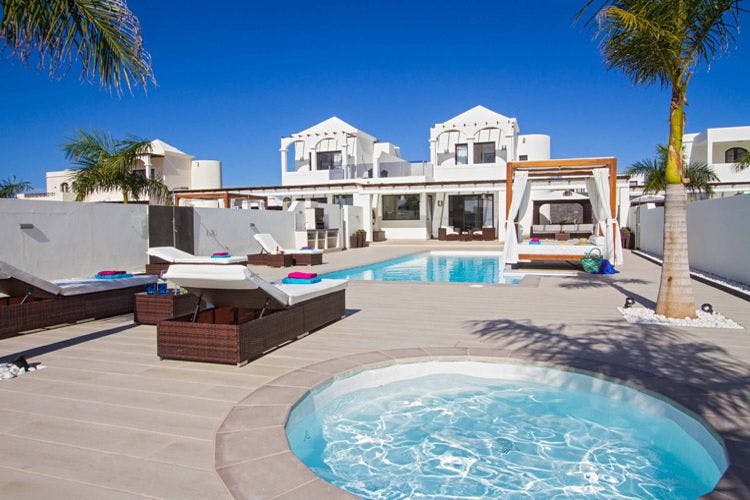 Anibel villa in Lanzarote with pool, sunbeds and hot tub