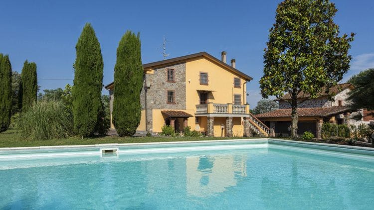 Lucca villas with pools - Villa Leone traditional farmhouse-style villa with pool