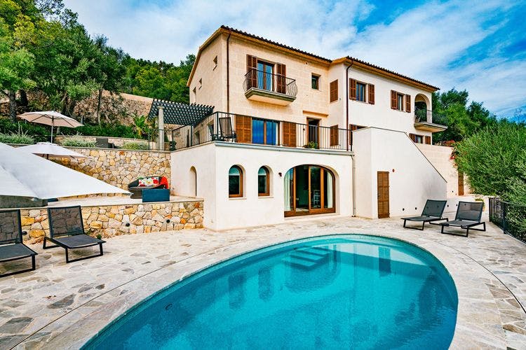Majorca holiday villas with pools - Villa Oasis Palma Beach large villa with oval-shaped private pool