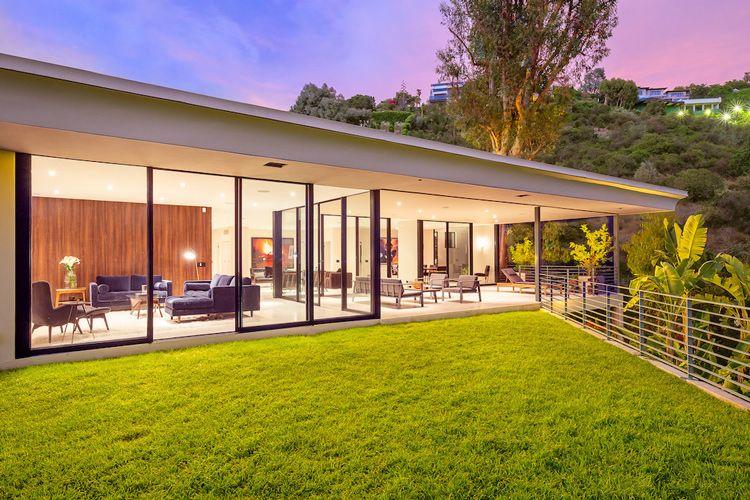 Modern villas in Beverly Hills - Beverly Hills 4 villa with floor-to-ceiling windows down one side