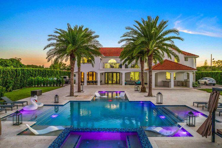 Pool villas for Hanukkah, Miami 166