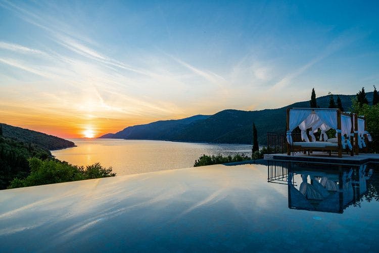 Private villas in Croatia with pools - Villa Palma infinity pool with cabana sunbeds overlooking the sea at sunset