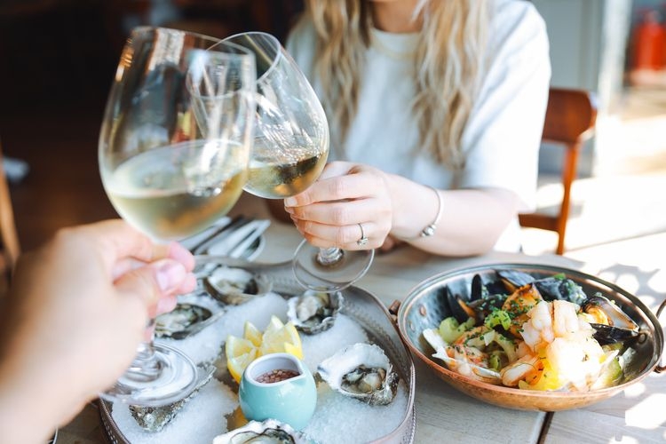 Romantic restaurants in Cape Coral, couple having oysters