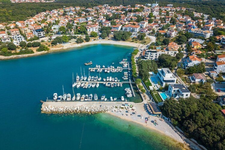 Sailing holidays Croatia, Pula 5, beachfront, Top Villas