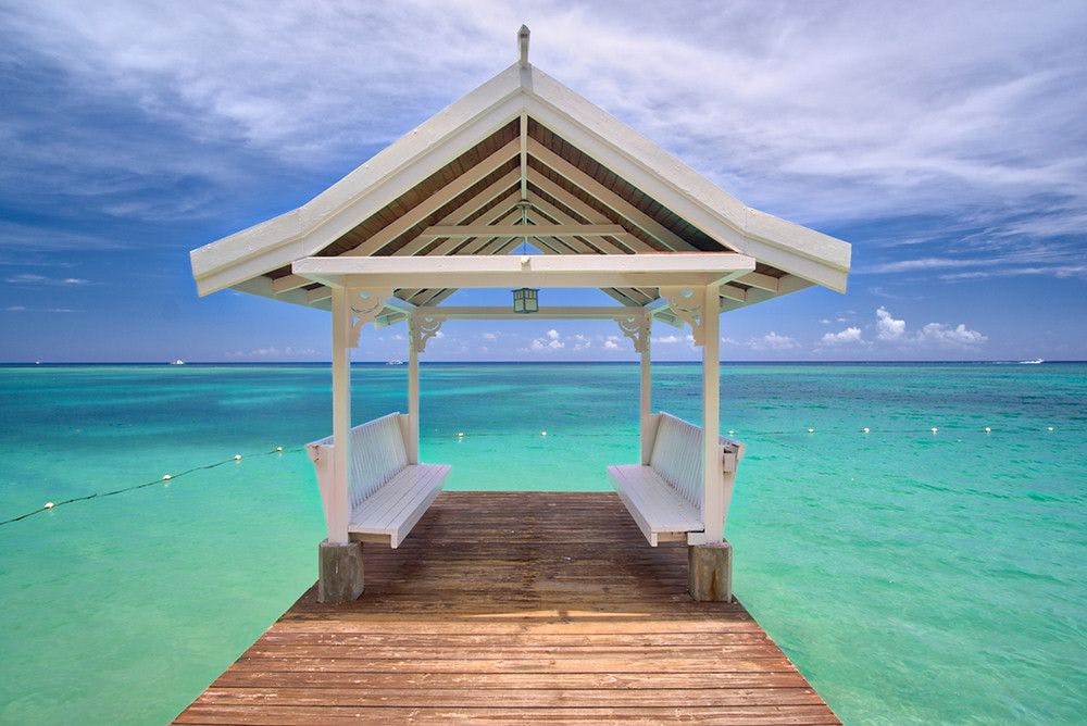 Sea view villas in Ocho Rios - Scotch on the Rocks wooden jetty with chairs under a shelter by the sea