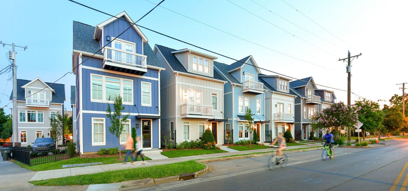 Short term rentals Nashville, street scene with vacation rentals