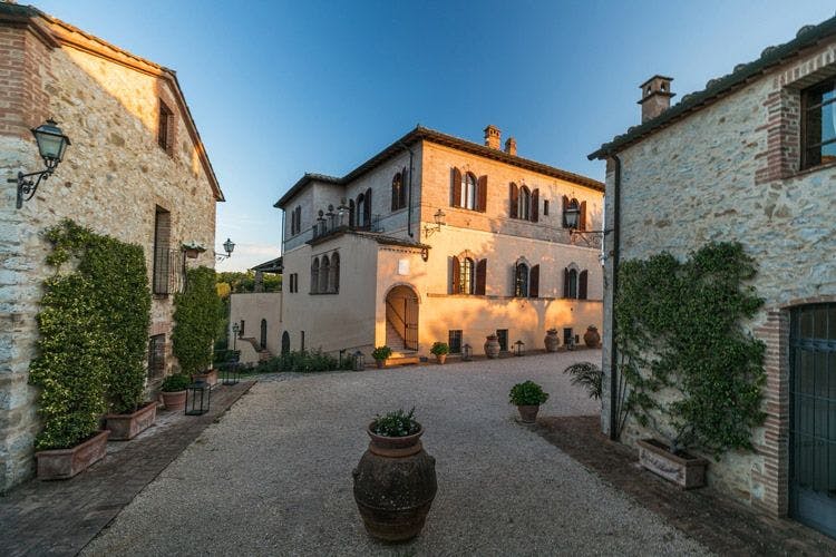 Gaia large villa in Siena with courtyard