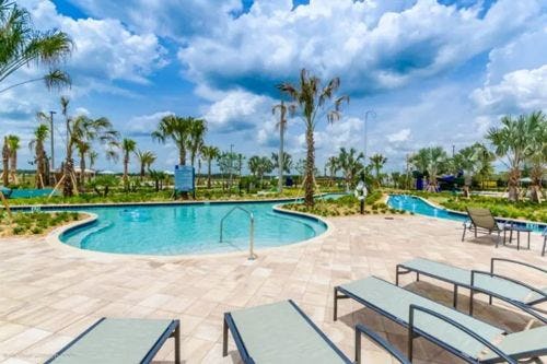 Lazy river and sun loungers at Story Lake Resort