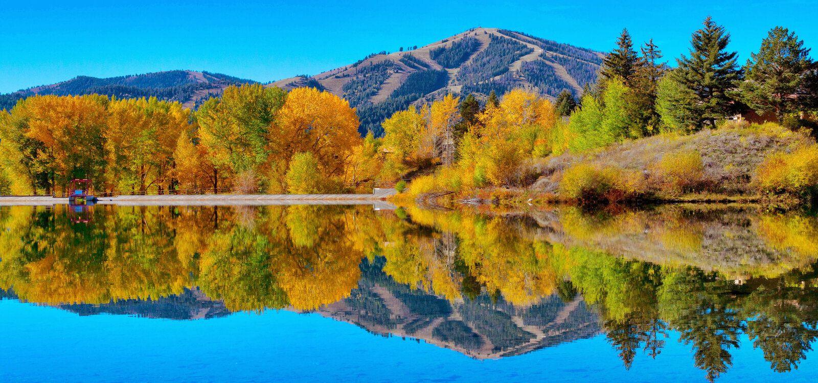 Sun Valley cottages, lake in the fall, Top Villas
