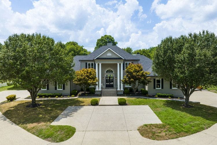 Nashville 116 Tennessee vacation rental with landscaped front garden