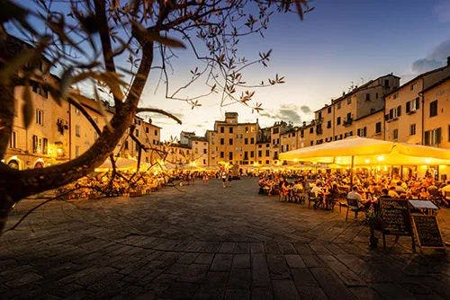 Pizza Dell Anfiteatro in Lucca - a central square with restaurants 