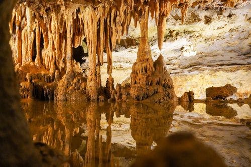 Stalagmites and stalactites in Luray Caverns