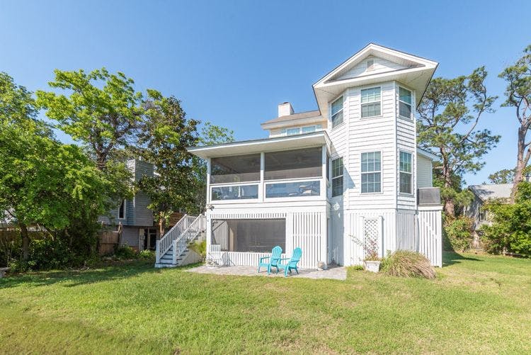Tybee Island 29 large family rental with grassy lawn