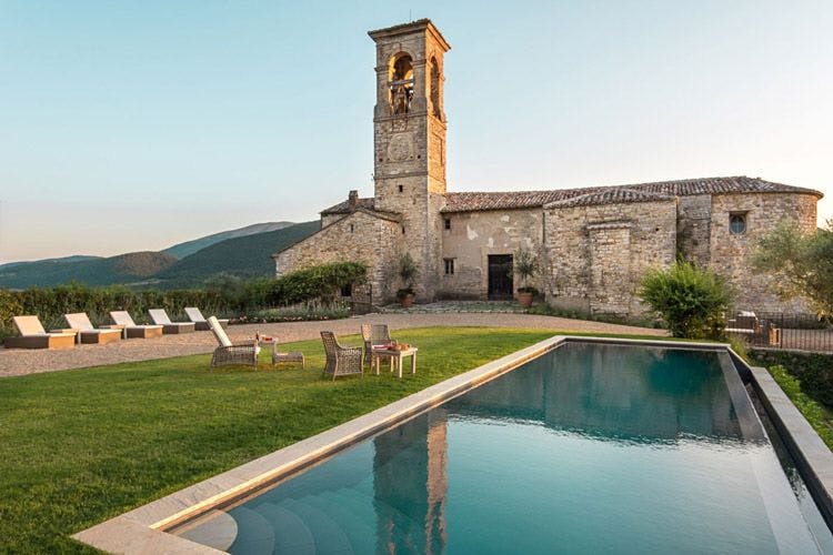Dedala Umbria villa - traditional farmhouse with tower and pool
