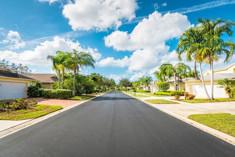 A straight road though a residential street in Florida