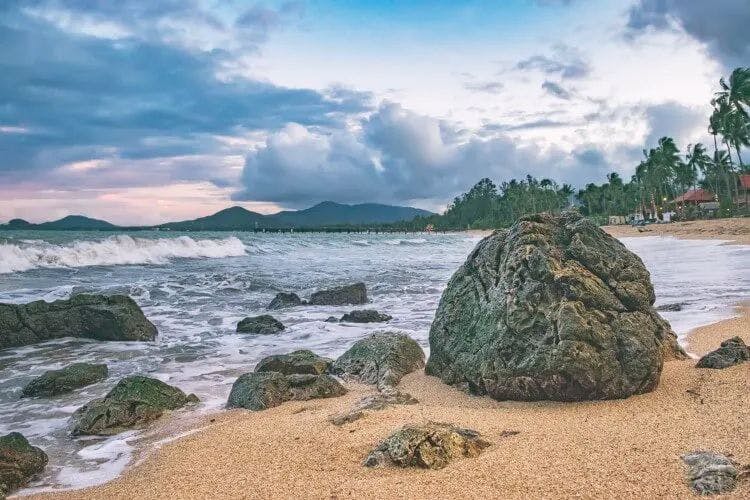Boulders on the beach of Maenam
