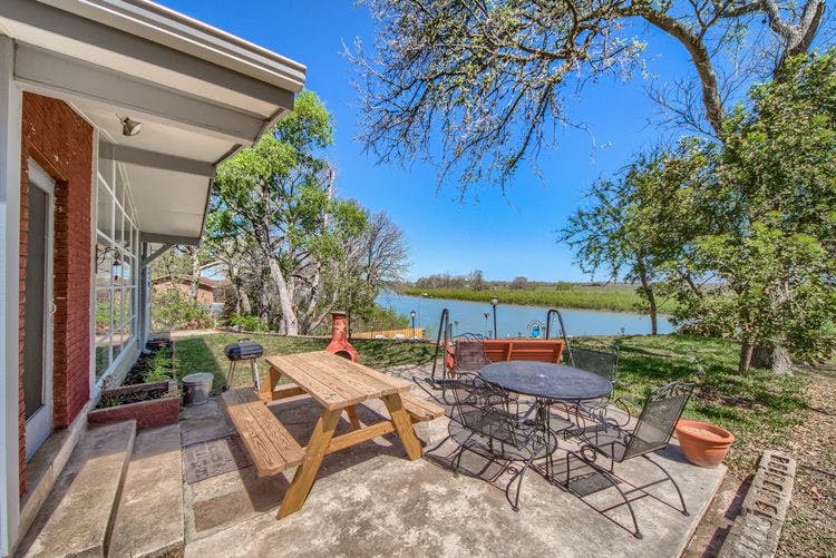 Vacation rentals in New Braunfels on the river New Braunfels 31 rental with outdoor tables and chairs by the river