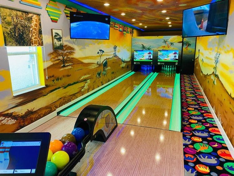 Veranda Palms rentals with bowling alleys - Veranda Palms 5 indoor bowling alley with safari decoration