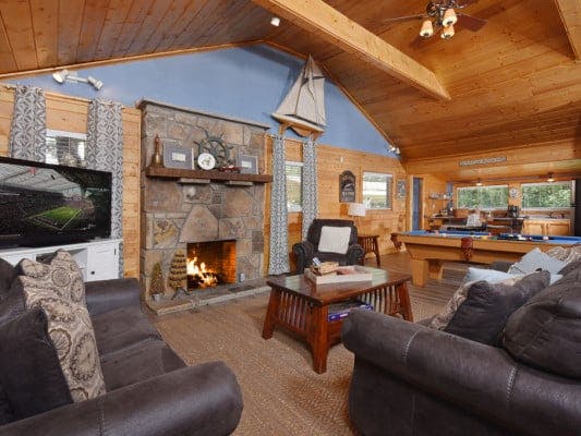 Gatlinburg 11 romantic cabin with fireplace