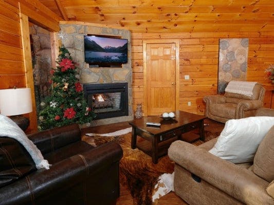 Pigeon Forge 28 romantic cabin with fireplace rental